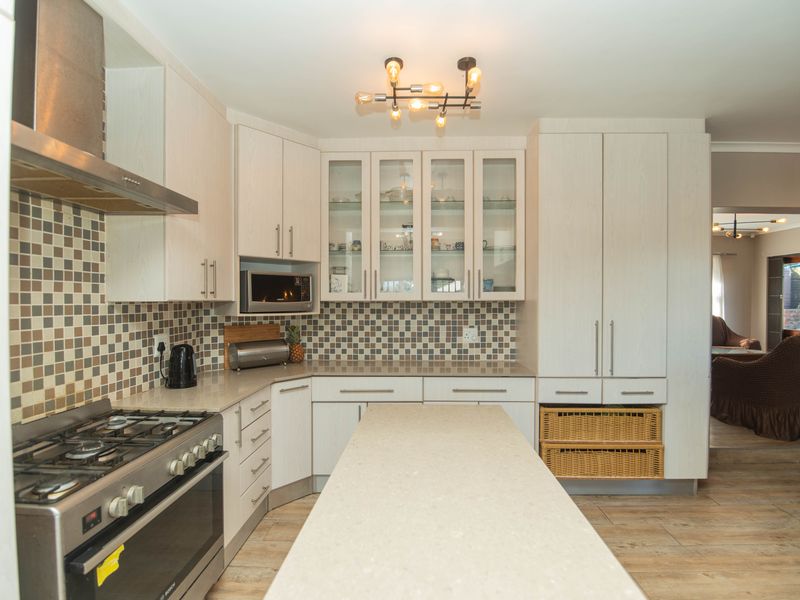 Spacious Architecturally Designed Family Home with Pool, WFH Area & Exceptional Outdoor Living - Photo 9