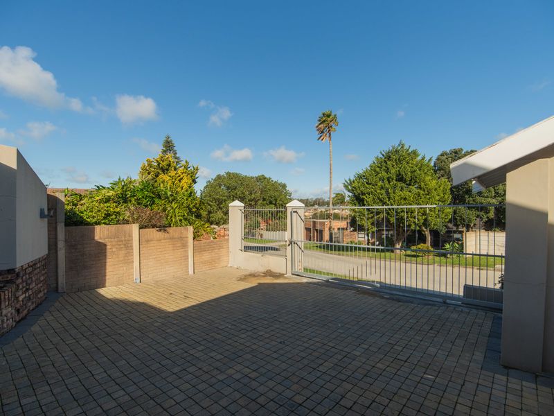 Spacious Architecturally Designed Family Home with Pool, WFH Area & Exceptional Outdoor Living - Photo 6
