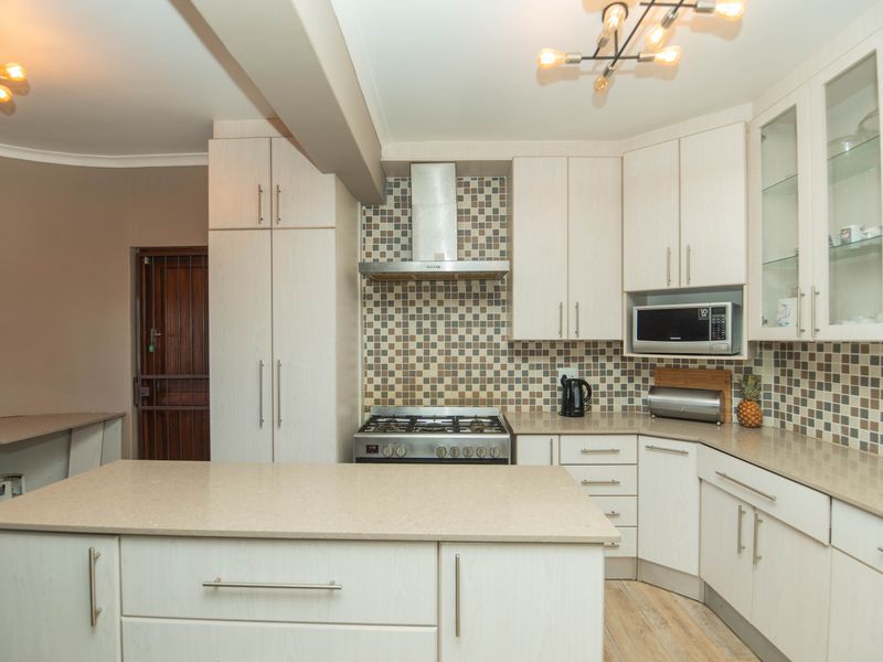Spacious Architecturally Designed Family Home with Pool, WFH Area & Exceptional Outdoor Living - Photo 8