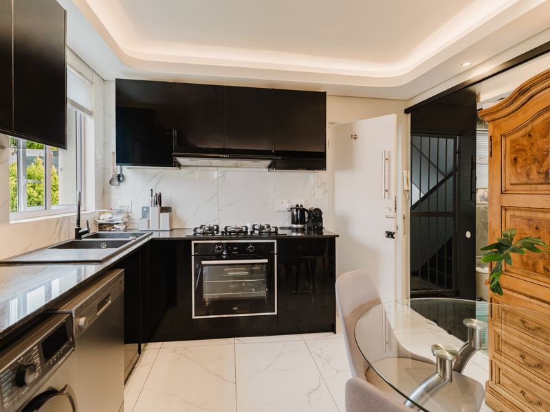 Luxury Apartment with Exceptional Investment Potential - Photo 1
