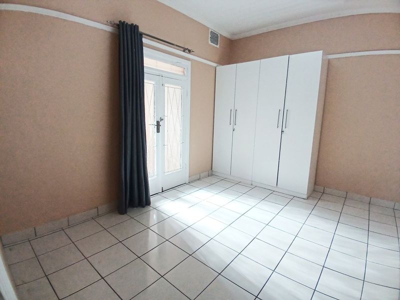 NORTH END 3 BED 2 BATH HOUSE WITH PARKING FOR RENT - Photo 7