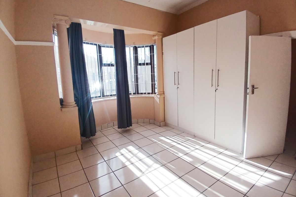 NORTH END 3 BED 2 BATH HOUSE WITH PARKING FOR RENT - Photo 4
