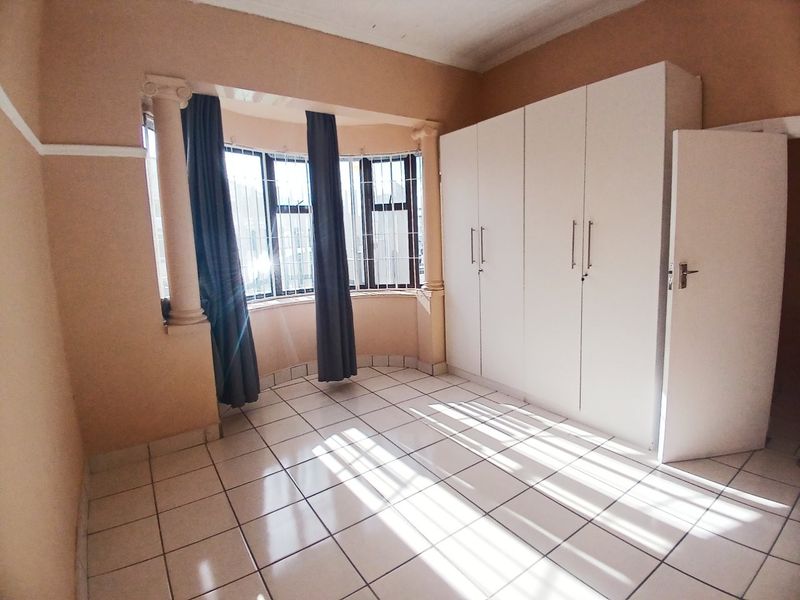 NORTH END 3 BED 2 BATH HOUSE WITH PARKING FOR RENT - Photo 4