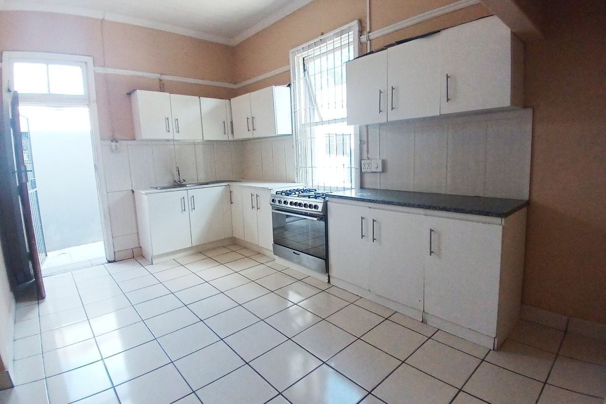 NORTH END 3 BED 2 BATH HOUSE WITH PARKING FOR RENT - Photo 2