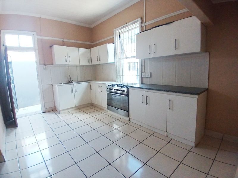 NORTH END 3 BED 2 BATH HOUSE WITH PARKING FOR RENT - Photo 2