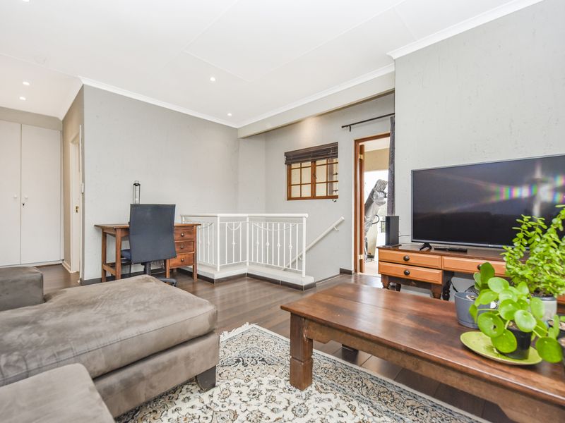 Charming 3-Bedroom / Loft Apartment - Lock-Up-and-Go Living at Its Best - Photo 1
