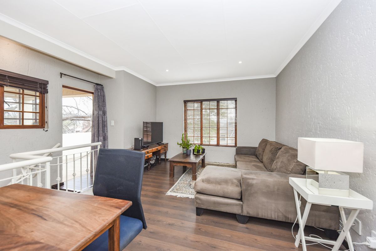 Charming 3-Bedroom / Loft Apartment - Lock-Up-and-Go Living at Its Best - Photo 2