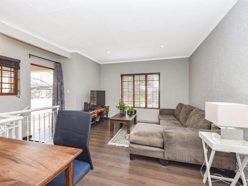 Charming 3-Bedroom / Loft Apartment - Lock-Up-and-Go Living at Its Best - Photo 2