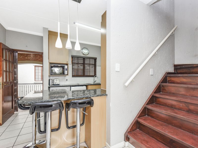 Charming 3-Bedroom / Loft Apartment - Lock-Up-and-Go Living at Its Best - Photo 8