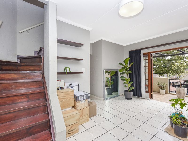 Charming 3-Bedroom / Loft Apartment - Lock-Up-and-Go Living at Its Best - Photo 7