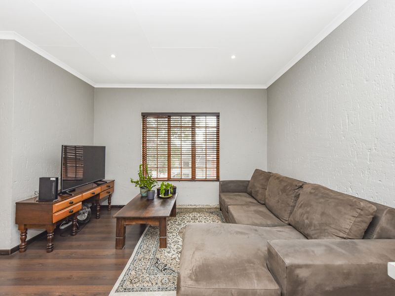 Charming 3-Bedroom / Loft Apartment - Lock-Up-and-Go Living at Its Best - Photo 6