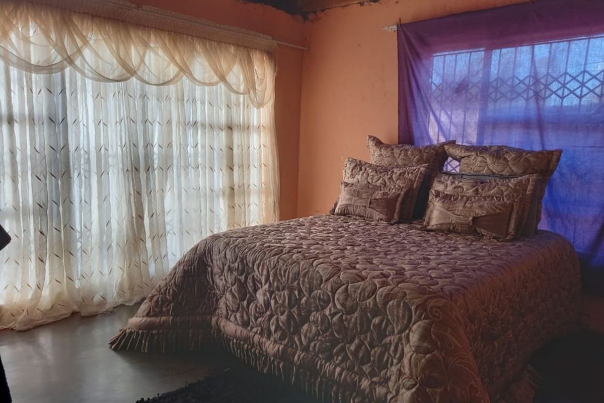 This beautiful three bedrooms property its situated in Soshanguve Block P - Photo 3