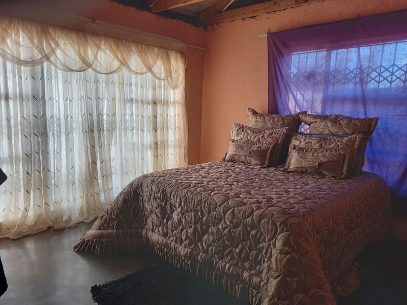 This beautiful three bedrooms property its situated in Soshanguve Block P - Photo 3