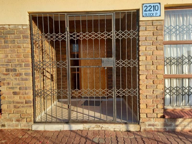 This beautiful three bedrooms property its situated in Soshanguve Block P - Photo 10