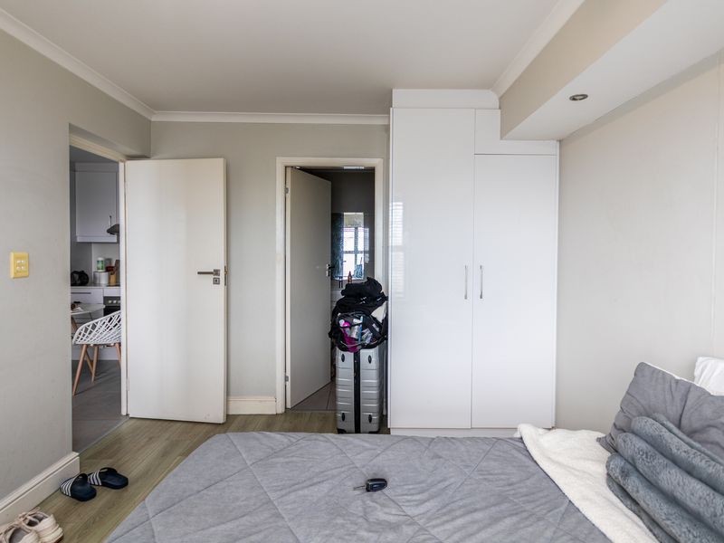 Contemporary 2-Bedroom Apartment for Sale in The Paragon, Observatory - Photo 9