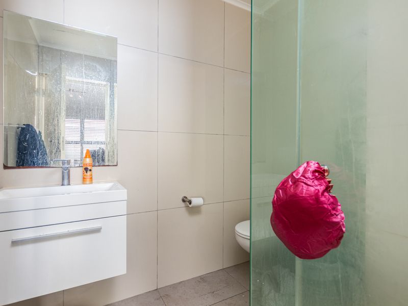 Contemporary 2-Bedroom Apartment for Sale in The Paragon, Observatory - Photo 10
