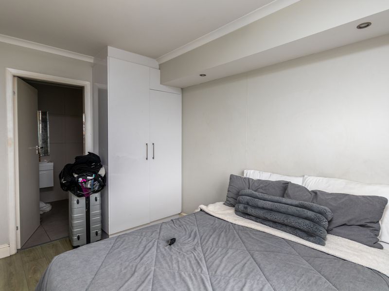 Contemporary 2-Bedroom Apartment for Sale in The Paragon, Observatory - Photo 8