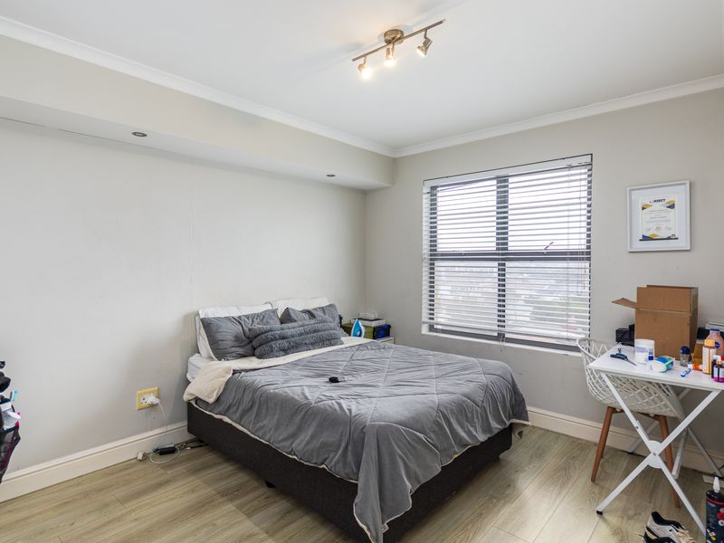 Contemporary 2-Bedroom Apartment for Sale in The Paragon, Observatory - Photo 7