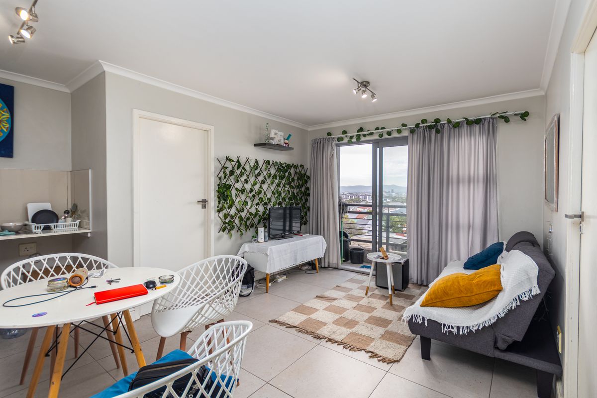 Contemporary 2-Bedroom Apartment for Sale in The Paragon, Observatory - Photo 5