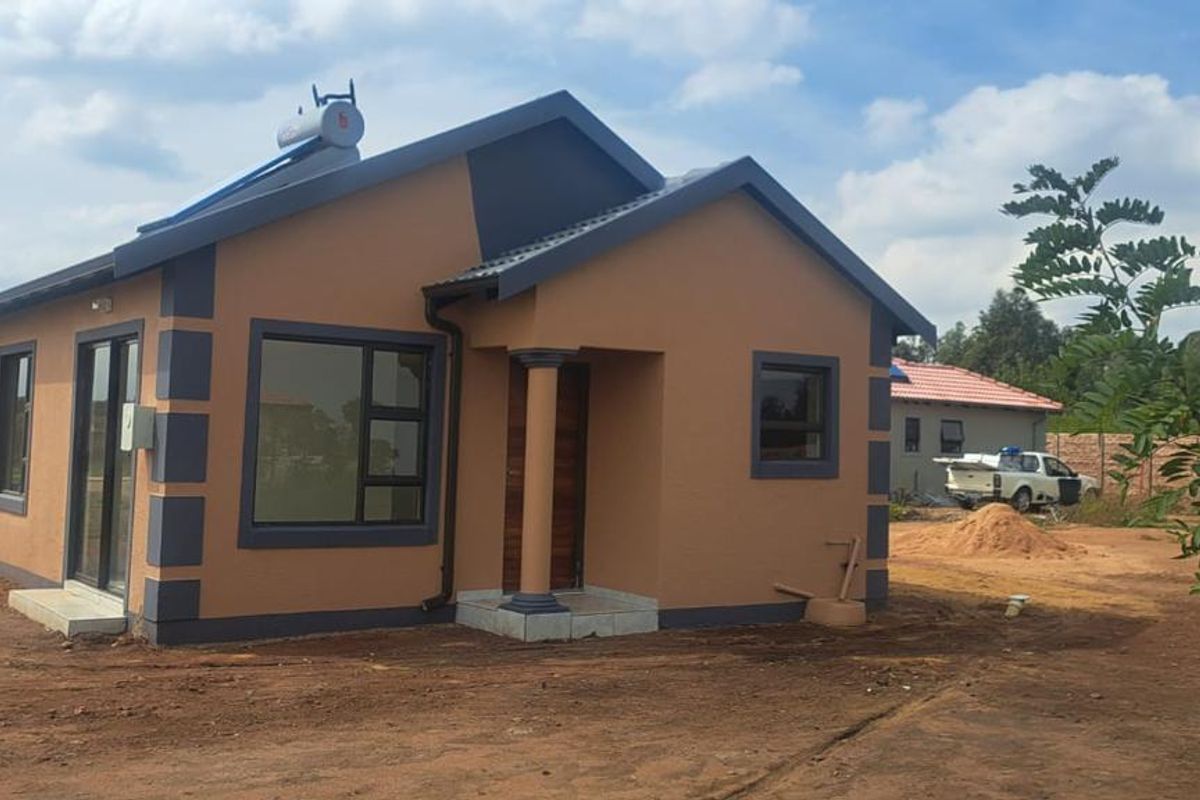 Modern 2 Bedroom Home for sale in Reiger Park - Photo 2