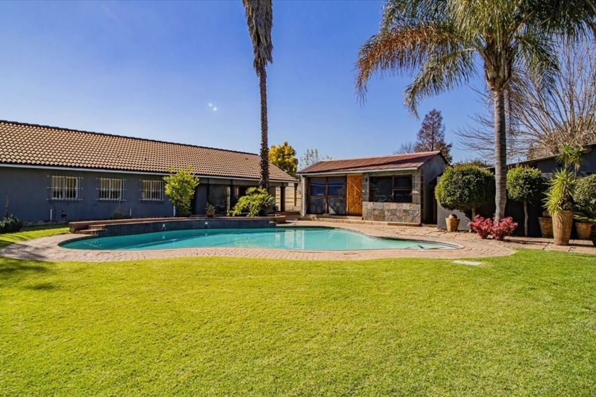 2 Homes with and Pool  and Borehole!!!! - Photo 2