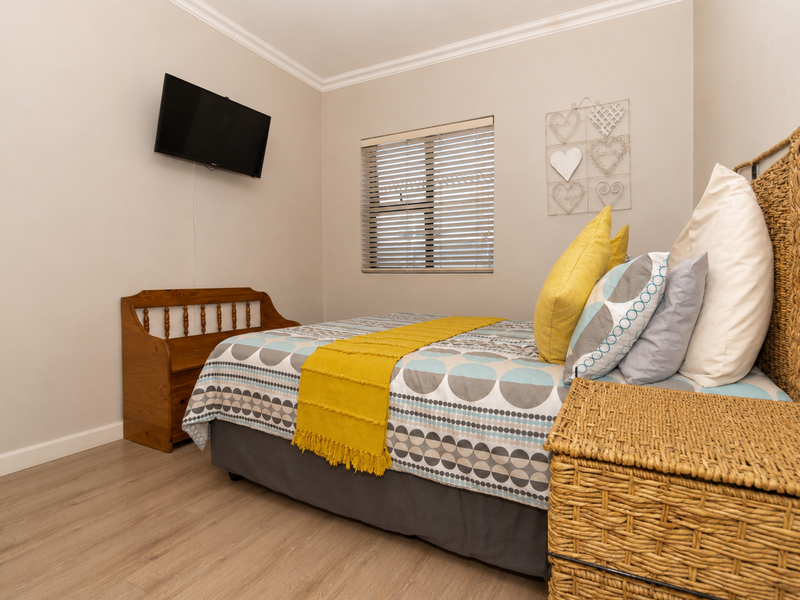 Spacious Family Living with Solar Backup in Parklands North - Photo 9