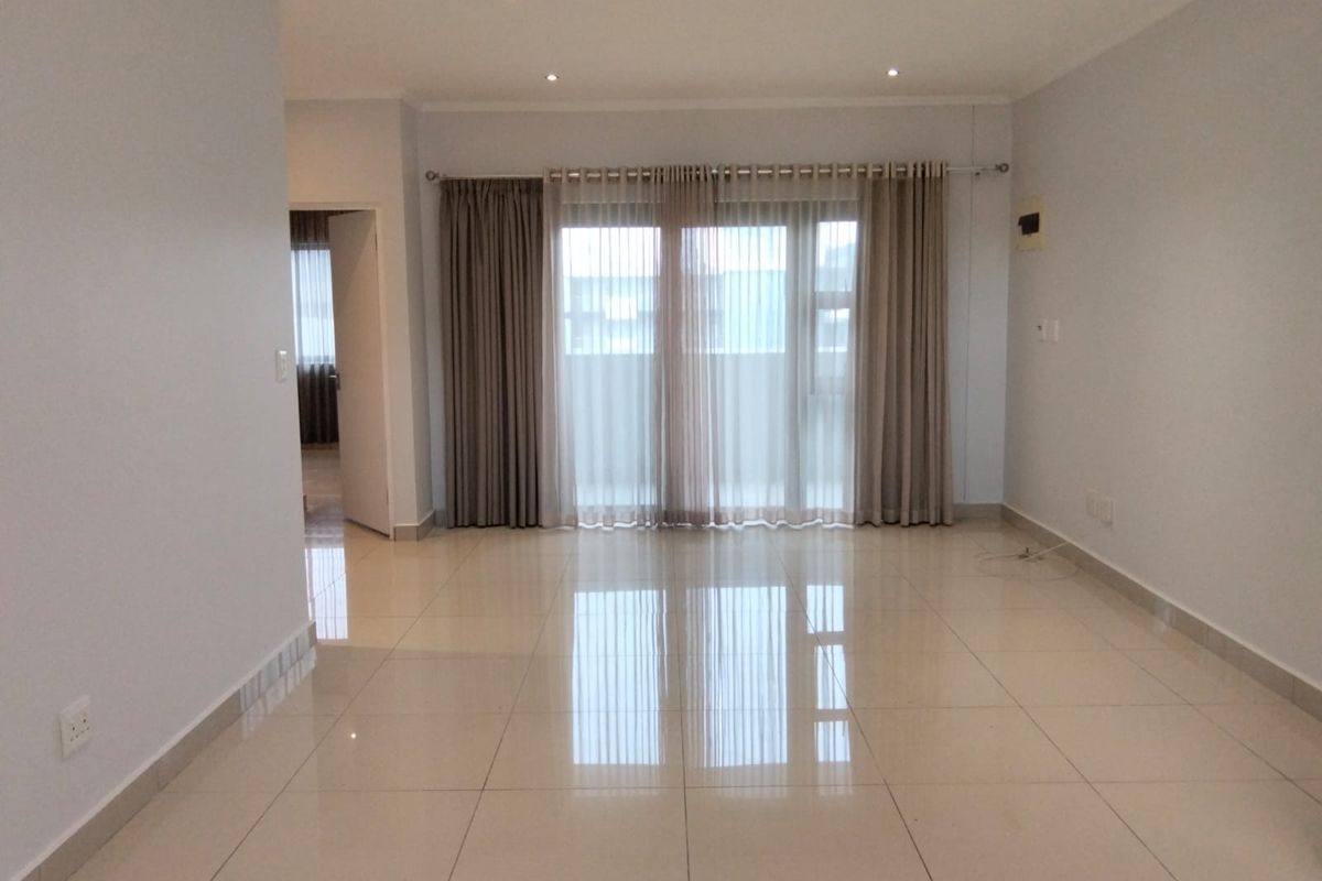 Morden 2 Bedroom Apartment in a quiet complex - Photo 2