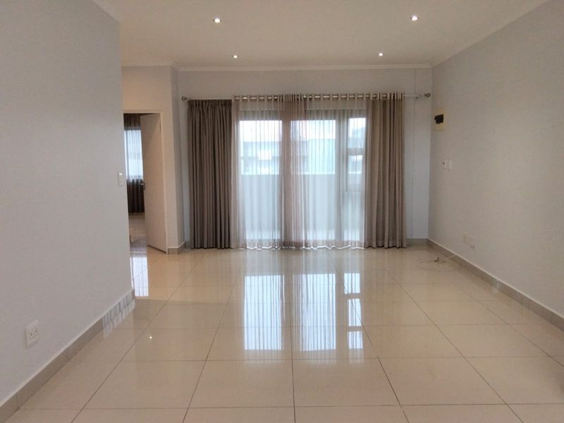 Morden 2 Bedroom Apartment in a quiet complex - Photo 2