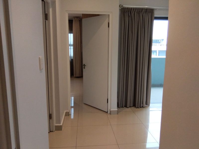 Morden 2 Bedroom Apartment in a quiet complex - Photo 10