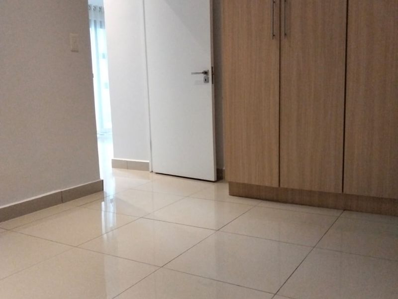 Morden 2 Bedroom Apartment in a quiet complex - Photo 9