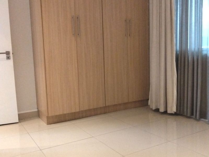 Morden 2 Bedroom Apartment in a quiet complex - Photo 8
