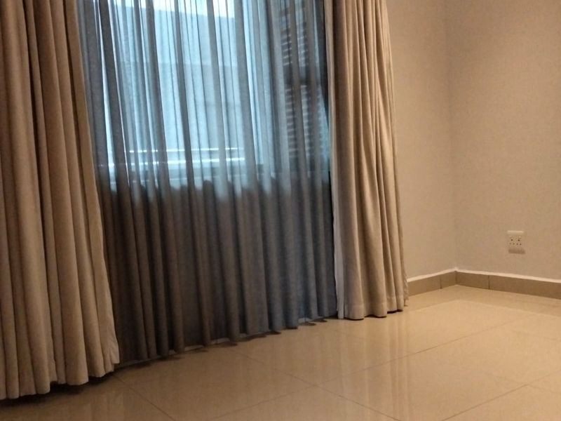 Morden 2 Bedroom Apartment in a quiet complex - Photo 7