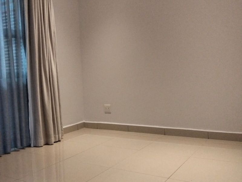 Morden 2 Bedroom Apartment in a quiet complex - Photo 6