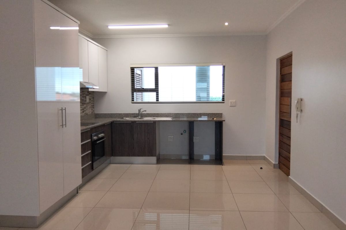 Morden 2 Bedroom Apartment in a quiet complex - Photo 3