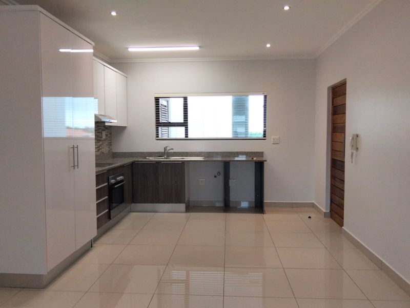 Morden 2 Bedroom Apartment in a quiet complex - Photo 3
