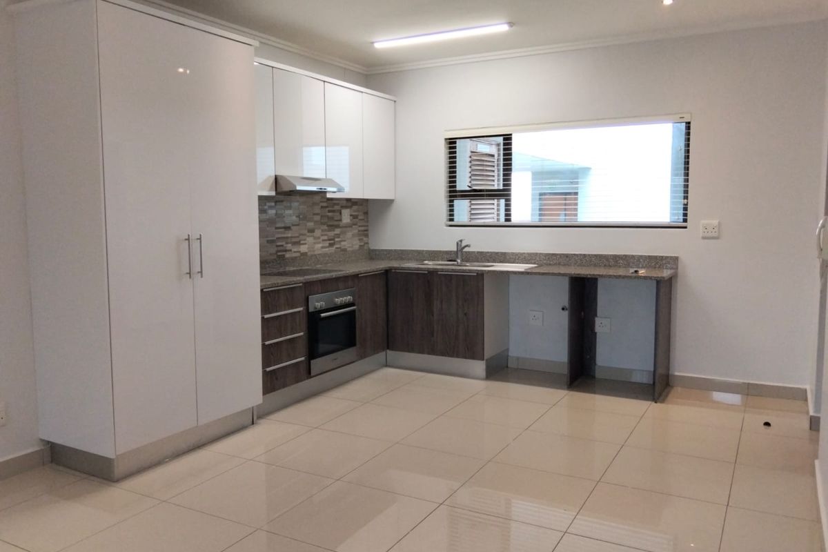 Morden 2 Bedroom Apartment in a quiet complex - Photo 4