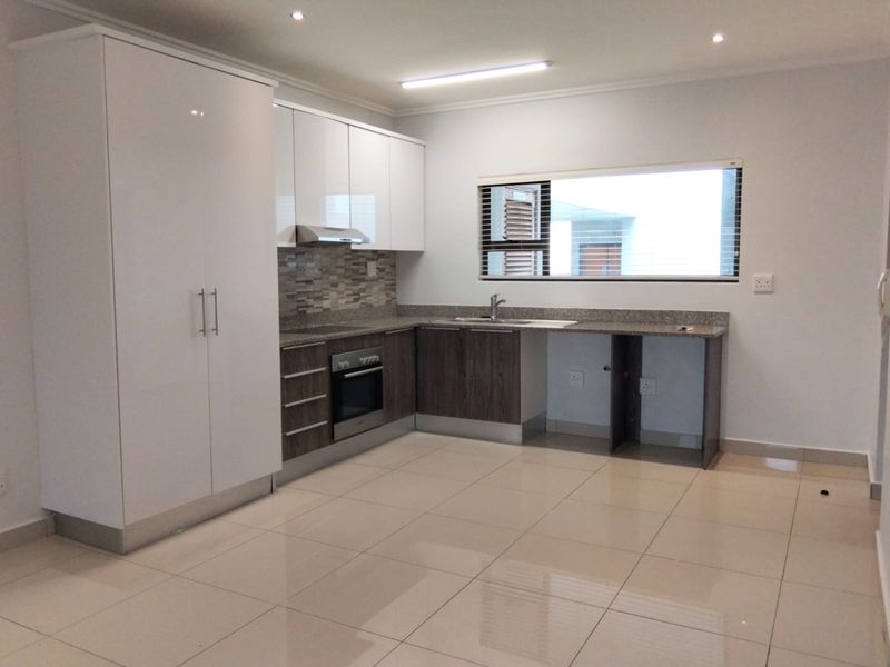 Morden 2 Bedroom Apartment in a quiet complex - Photo 4