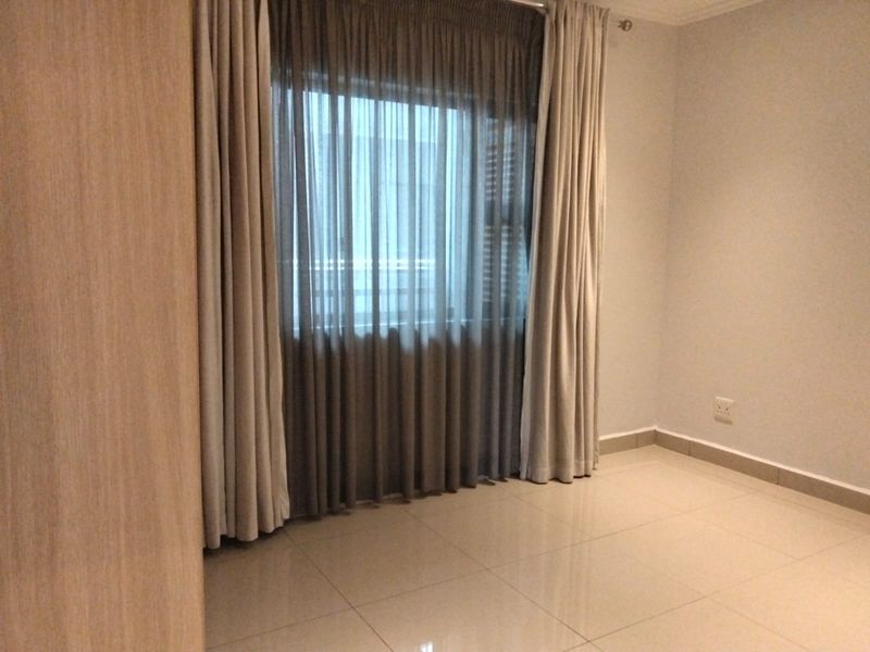 Morden 2 Bedroom Apartment in a quiet complex - Photo 5