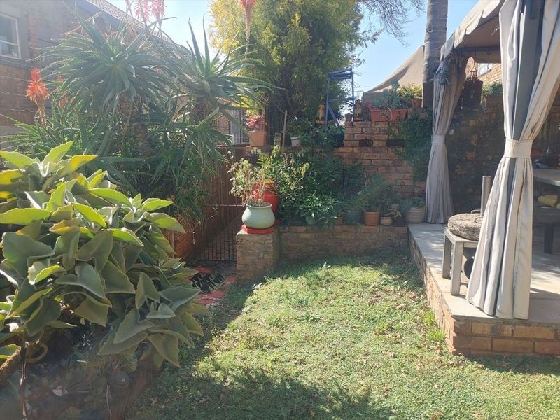 Double Story Town house in the lovely area of Glen Marais - Photo 1