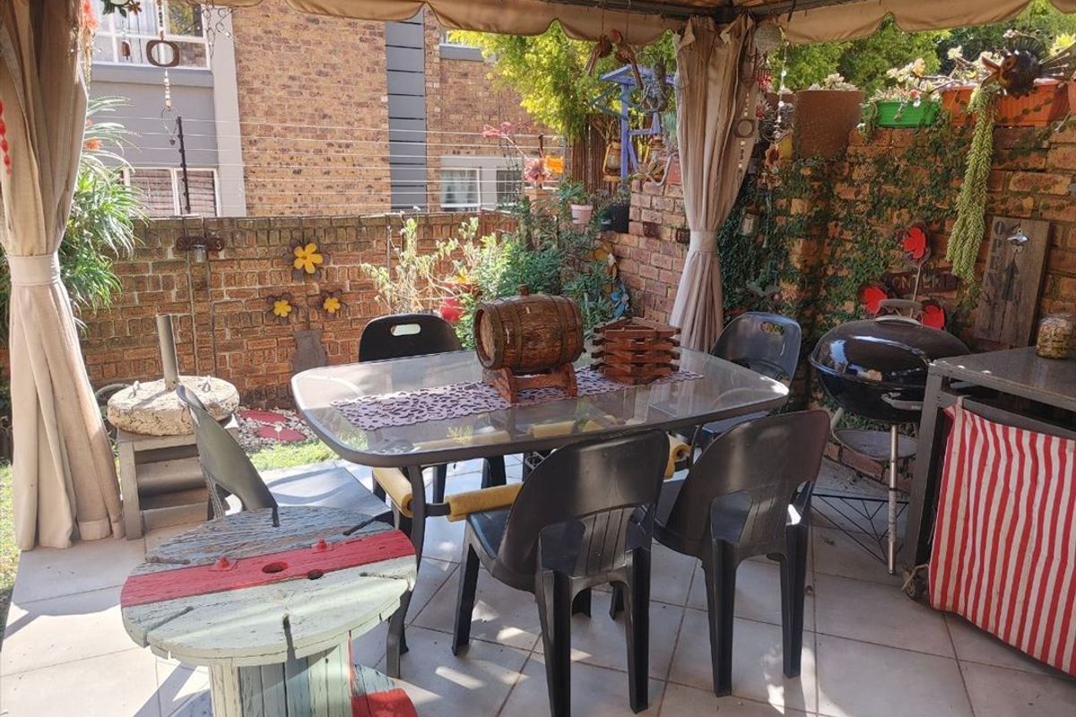 Double Story Town house in the lovely area of Glen Marais - Photo 3