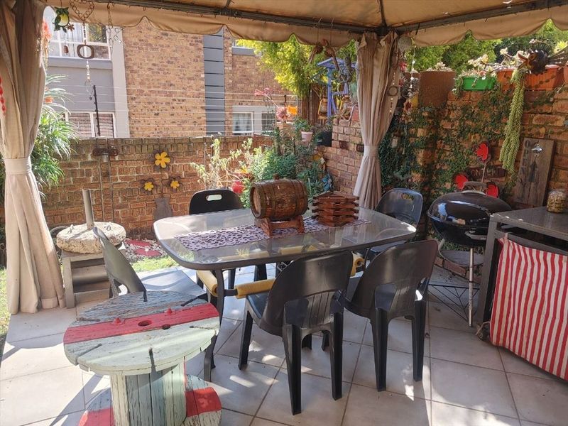 Double Story Town house in the lovely area of Glen Marais - Photo 3