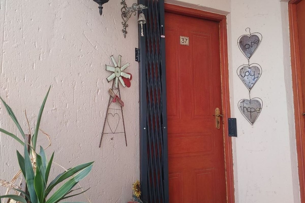 Double Story Town house in the lovely area of Glen Marais - Photo 4
