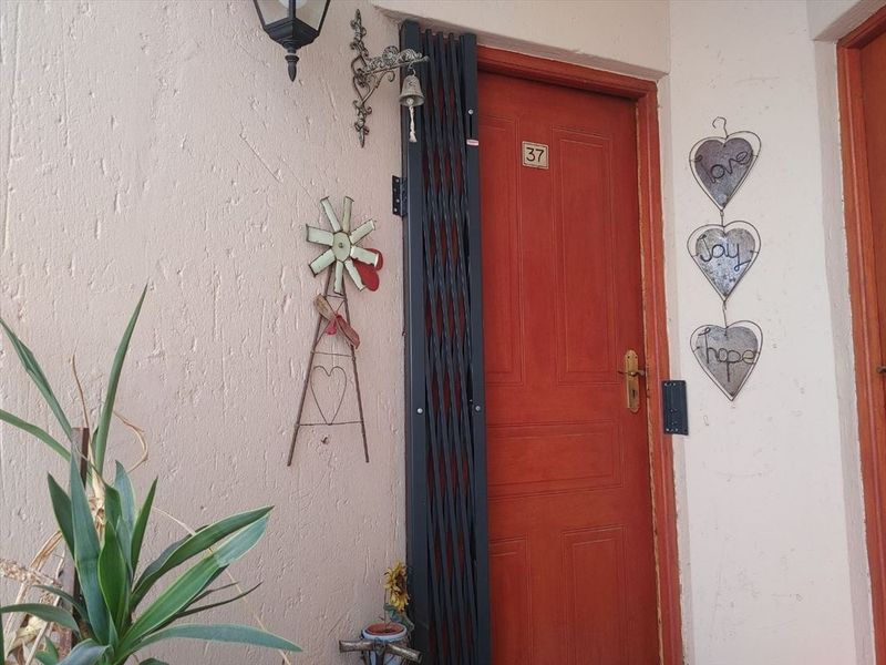 Double Story Town house in the lovely area of Glen Marais - Photo 4