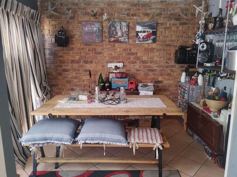 Double Story Town house in the lovely area of Glen Marais - Photo 2