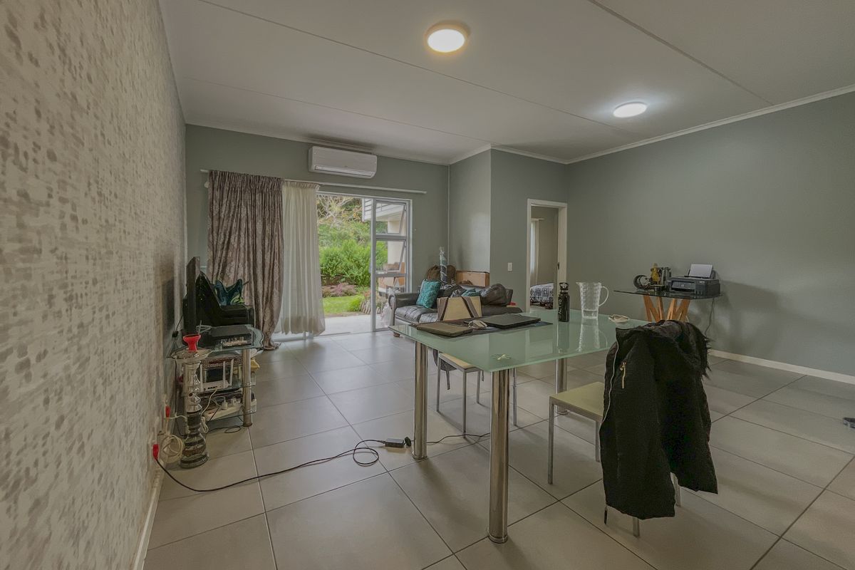 Spacious Ground Floor Apartment with Private Garden in Manor Gardens - Photo 2