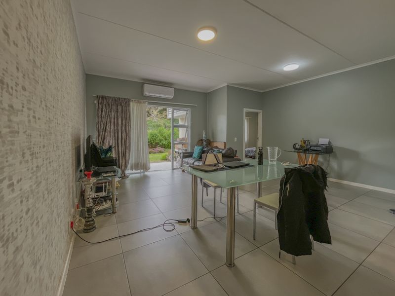 Spacious Ground Floor Apartment with Private Garden in Manor Gardens - Photo 2