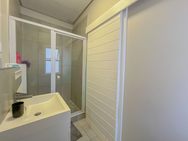 Modern Top-Floor Living with Dual En-Suite Bedrooms - Photo 6