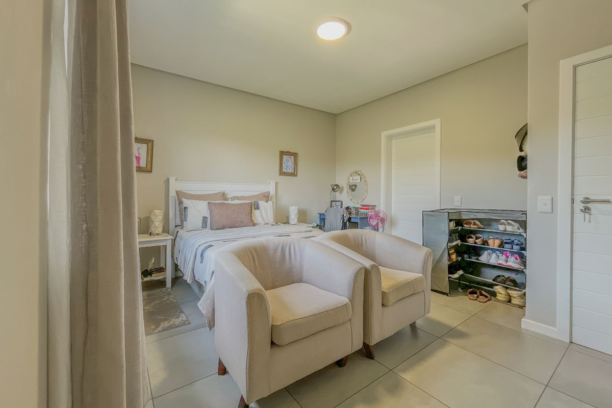 Modern Top-Floor Living with Dual En-Suite Bedrooms - Photo 4