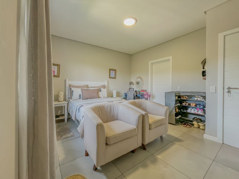 Modern Top-Floor Living with Dual En-Suite Bedrooms - Photo 4