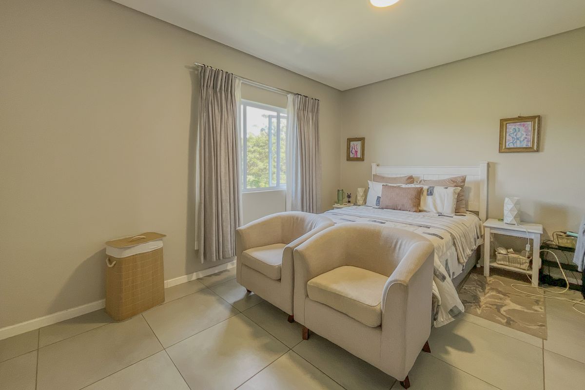 Modern Top-Floor Living with Dual En-Suite Bedrooms - Photo 3